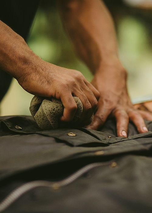 Servizio professionale di impermeabilizzazione delle giacche cerate – Exclusive Artisan Care