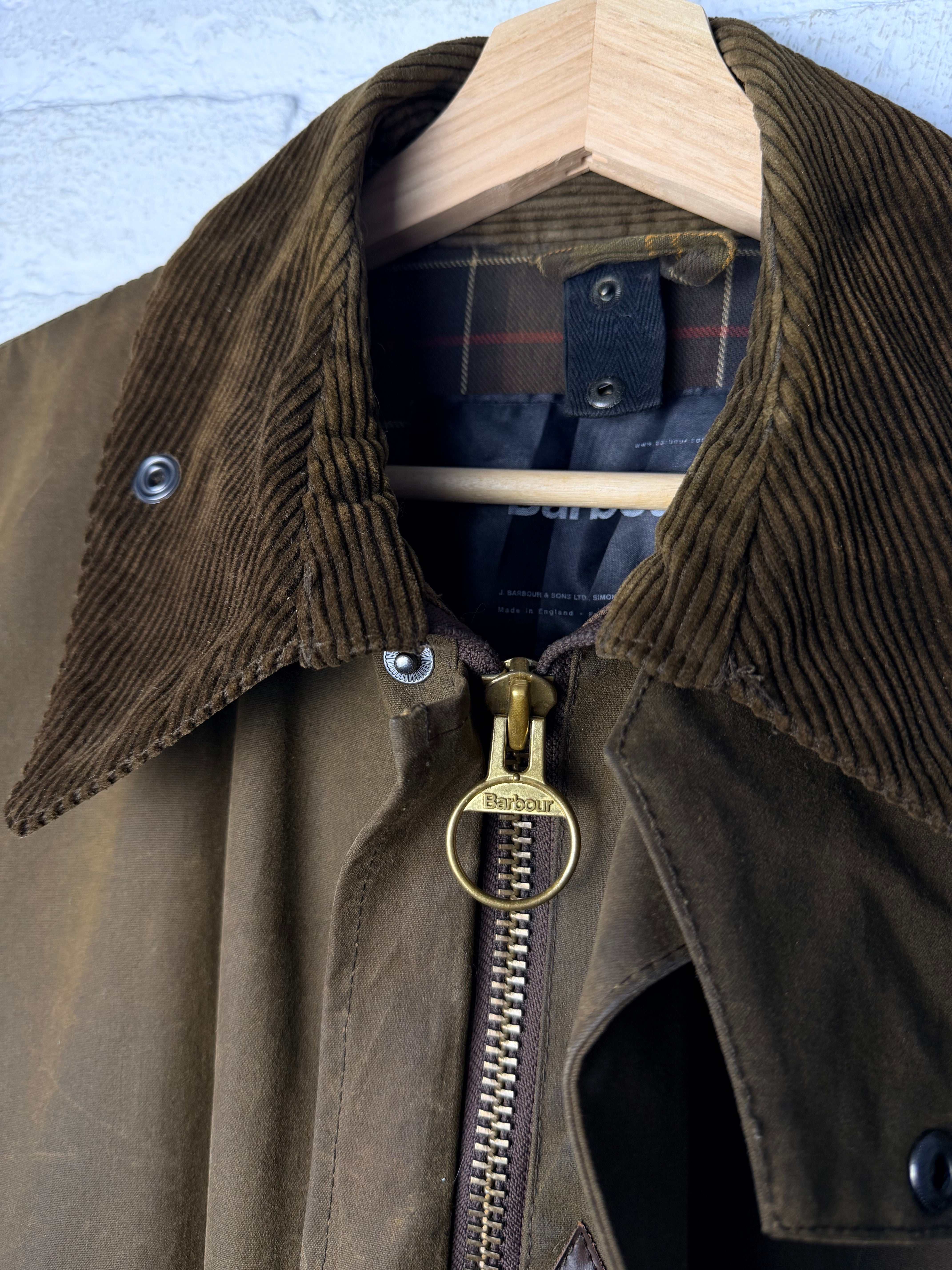 Barbour Classic Northumbria Wax Jacket – Olive – C40 / M – Draps