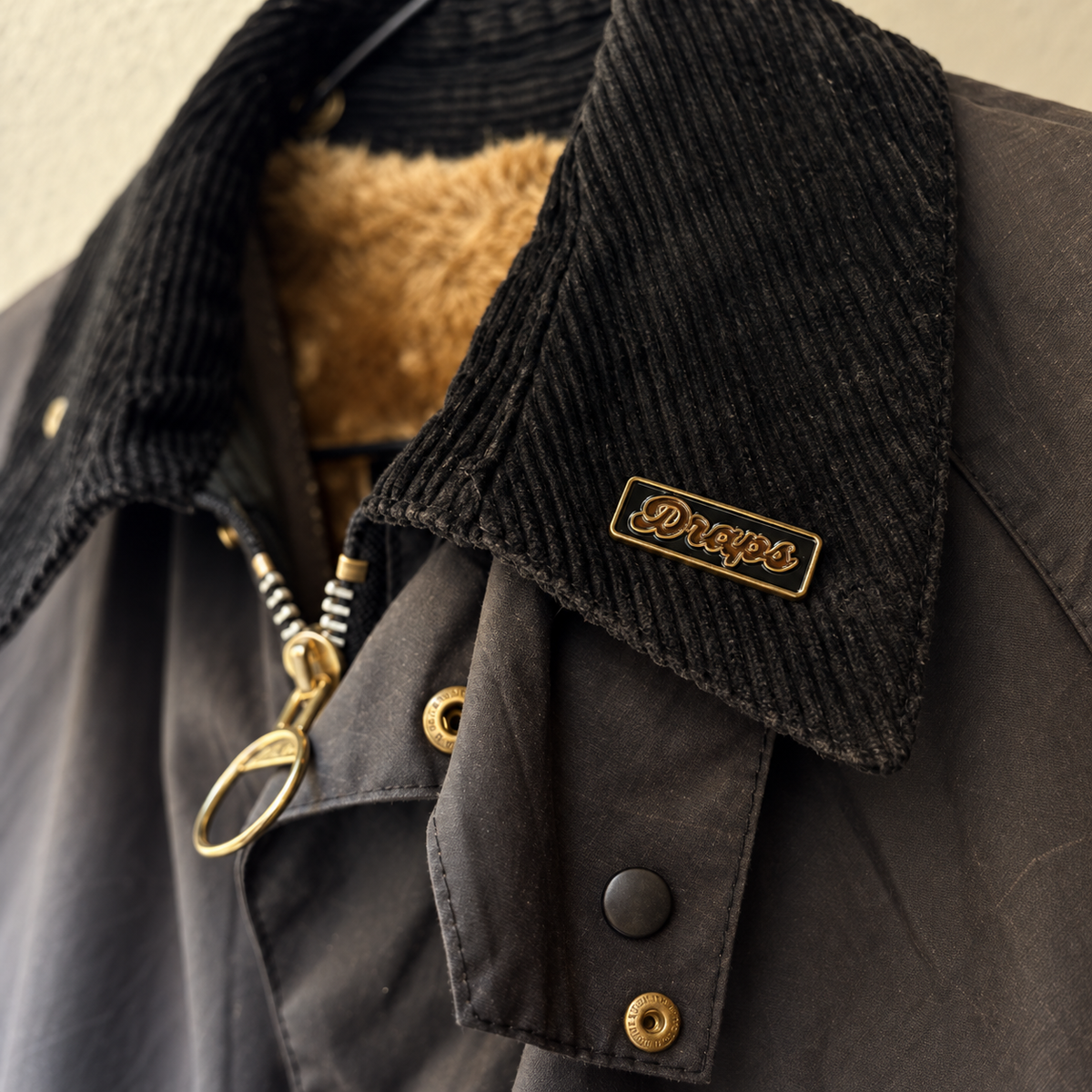 Draps Signature Pin – Gold-Tone & Dark Green